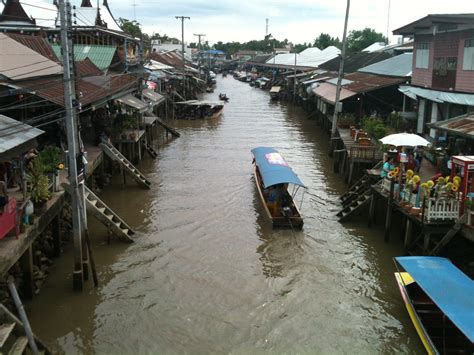 Food, fireflies and a local vibe at Amphawa floating market