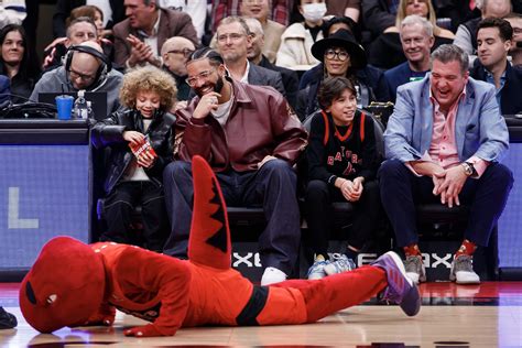 Drake and mini-me son Adonis watch Raptors trounce LeBron-less Lakers | Canoe.Com