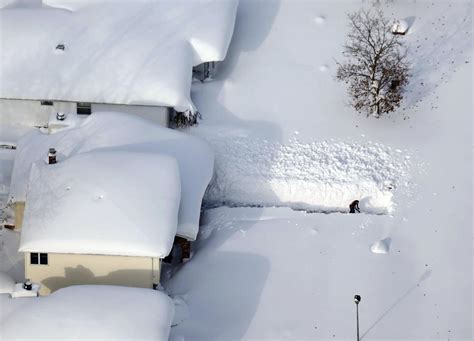 Snow buries area in upstate New York - The Boston Globe