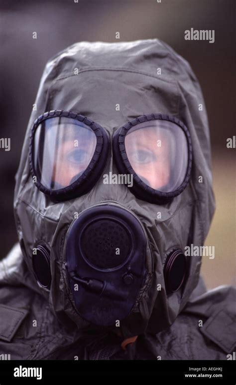 US Soldier wearing a Gas mask during training exercise before being Stock Photo: 13678901 - Alamy