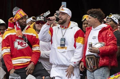 Chiefs' Travis Kelce lands gig as 'SNL' host