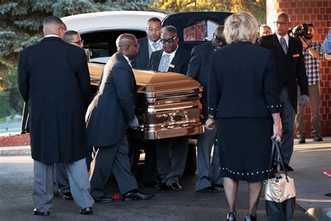 Aretha Franklin’s Funeral: Ariana Grande, Clinton’s and More Celebs Attend