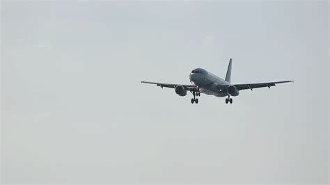 Airbus A320 landing at Phuket airport 8202133 Stock Video at Vecteezy