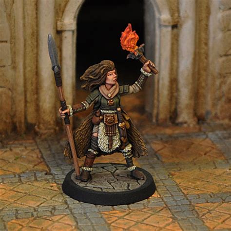 FA27 – Female Barbarian in Leather Armour – Otherworld Miniatures