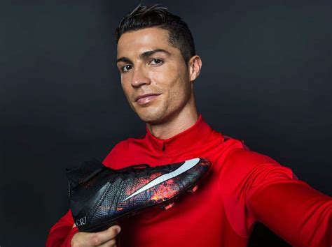 Toutes les chaussures de foot ... de Cristiano Ronaldo (CR7)