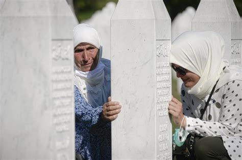 Survivors mark 25th anniversary of Srebrenica massacre - Egypt Independent