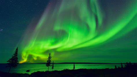 Aurora borealis (northern lights) over Ennadai Lake, Arctic Haven Lodge ...