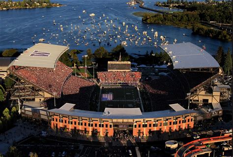 UW, Alaska Airlines agree to naming-rights deal for Husky Stadium’s field | The Seattle Times