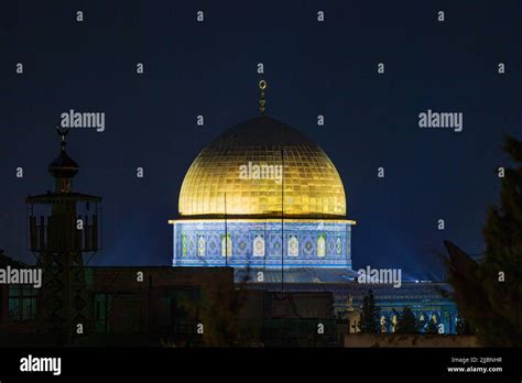 Night view of Golden Dome of the Rock in Jerusalem, Israel Stock Photo ...