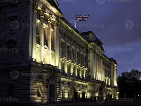 london city at night 9193572 Stock Photo at Vecteezy