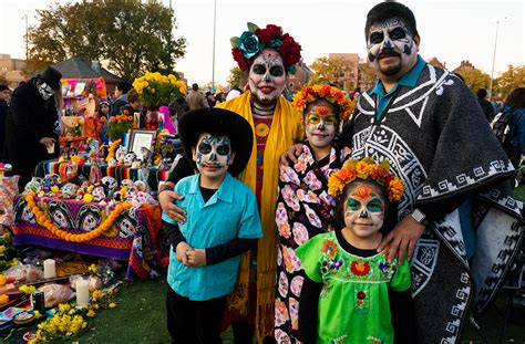 Día de los Muertos celebration keeps Mexican culture alive in Pilsen ...