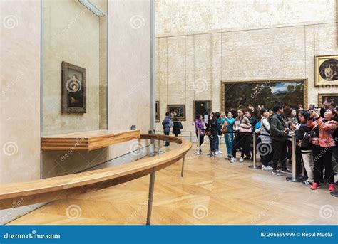 Visitors with Mona Lisa in Louvre Museum Editorial Stock Image - Image ...