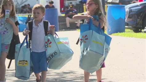 Walmart, Jacksonville team up to give away 5,000 backpacks stuffed with school supplies ...