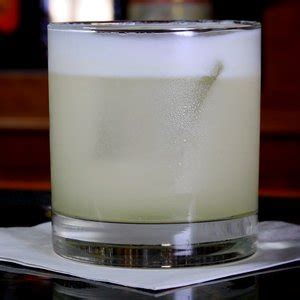 Gin Fizz | AwesomeDrinks Cocktail Recipes