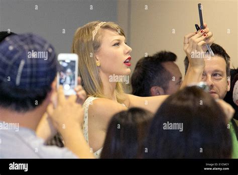 Taylor swift fans hi-res stock photography and images - Alamy