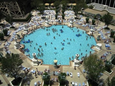 Paris Las Vegas Pool - Reopened Las Vegas Hotels Divided Over Coronavirus Rules Los Angeles ...