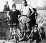 [Photo] Benito Mussolini and his family at Levanto, Italy, 1923 | World War II Database