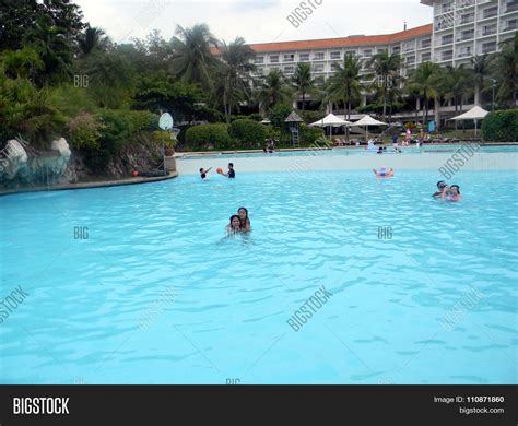 Pool Shangri-La's Image & Photo (Free Trial) | Bigstock