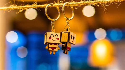 Download Cute Aesthetic Pc Couple Keychains Wallpaper | Wallpapers.com