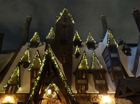 Video: Christmas Returns to The Wizarding World of Harry Potter at Universal Studios Hollywood