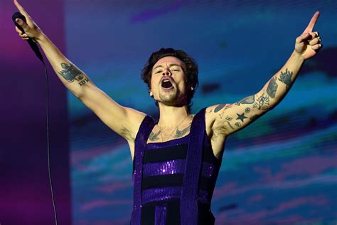 Harry Styles is matching tour outfits with flags and we’re obsessed