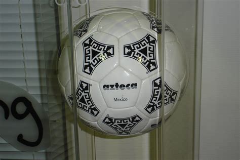 File:Adidas Azteca Mexico 1986 Official ball.jpg - Wikimedia Commons