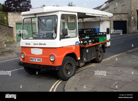 Traditional milk float Stock Photo - Alamy