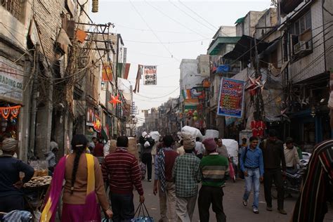 Delhi's Clogged Sadar Bazar a Recipe for Covid-19 Disaster