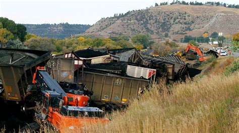 Coal train derails in southern Montana