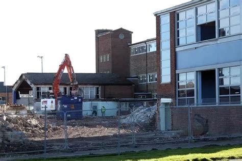 Watch how old John Spence High School in North Shields is being demolished - Chronicle Live