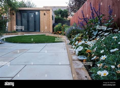 Garden office and landscaped garden with furniture Stock Photo - Alamy