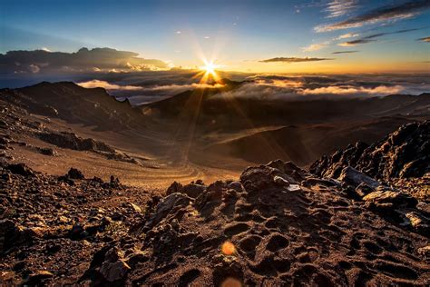 Sunrise over Haleakala crater Haleakala NP Maui HI [OC] (2304x1536 ...