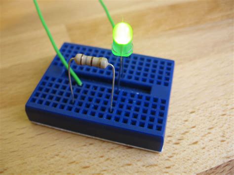 Using LEDs in your circuits | Jumptuck