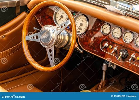 Wooden Dashboard Van Een Oude Sportwagen Uit Morgan Redactionele Stock ...