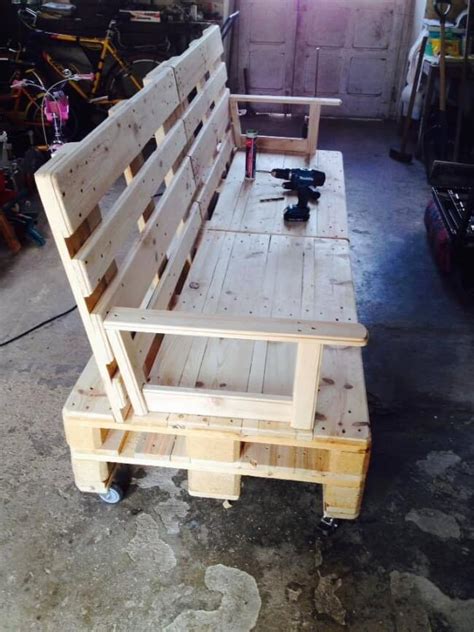 DIY Pallet Sofa on Wheels | Pallet Ideas