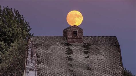 Viewers capture beautiful shots Harvest Moon across the country