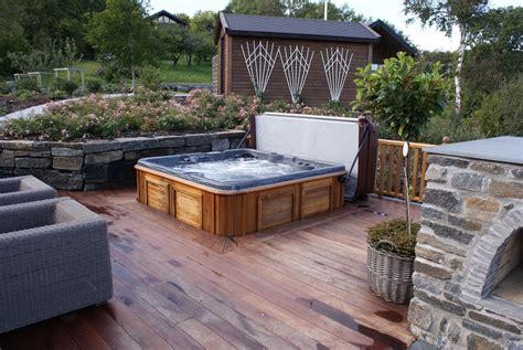 11 Awesome Outdoor Hot Tubs Ideas For Your Relaxation - Awesome 11