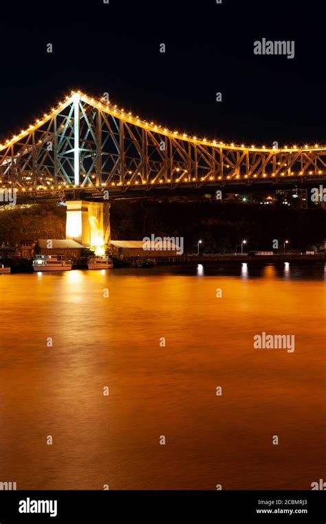 Illuminated Brisbane bridge at night Stock Photo - Alamy