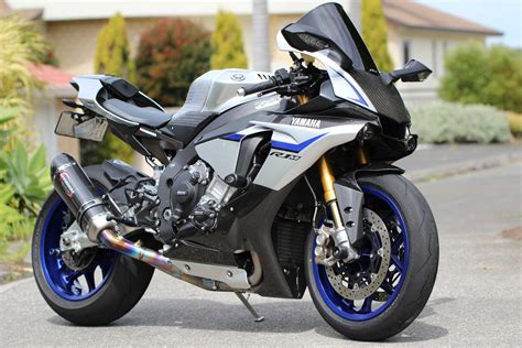 Dream bike - R1M - KneeSliders - TyreSmoke