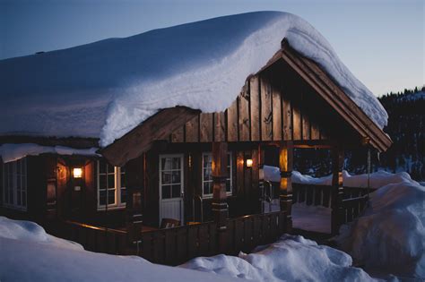 Brown Wooden House during Snow · Free Stock Photo