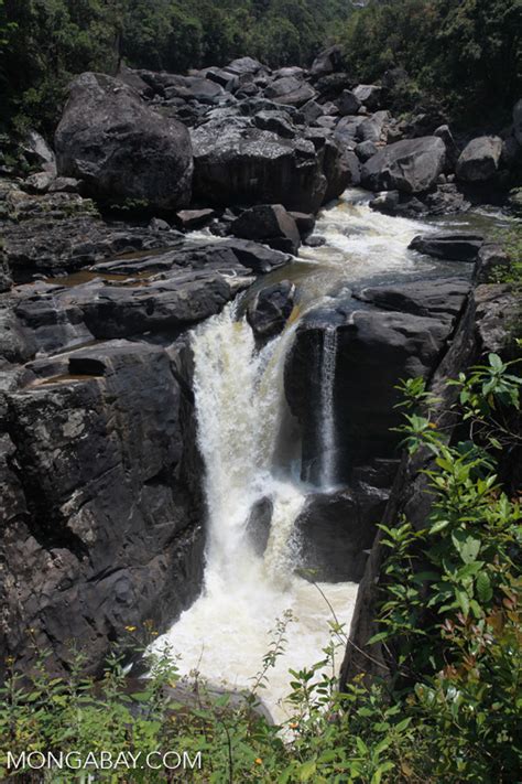 Chute Andriamamovoka (waterfall) on the Namorona River in Ranomafana [madagascar_5602]