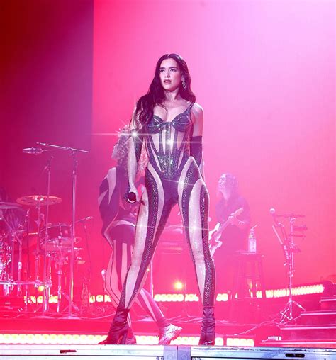 Dua Lipa, tutti i look del Future Nostalgia Tour | Vogue Italia