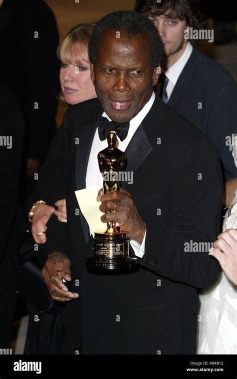 SIDNEY POITIER WITH OSCAR 2002 VANITY FAIR OSCAR PARTY MORTON'S RESTAURANT BEVERLY HILLS LOS ...