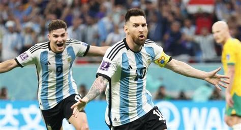 Julián Álvarez pasó de pedirle fotos a Lionel Messi, a anotar goles junto a él | Caras