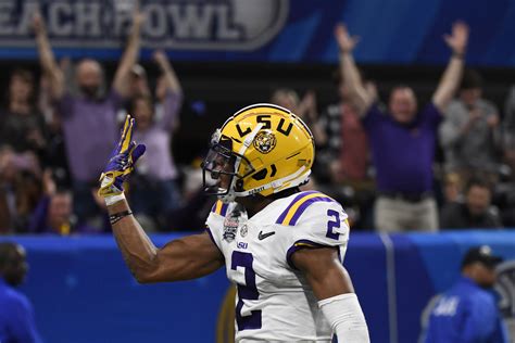 No. 1 LSU's Burrow's 7 TD passes ties record for bowl game