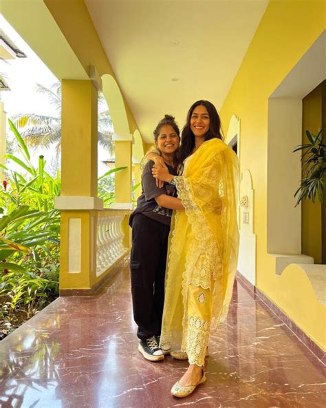 In Pics: Mrunal Thakur Having A Blast With Her Siblings Says, 'Hello Sisters' | IWMBuzz