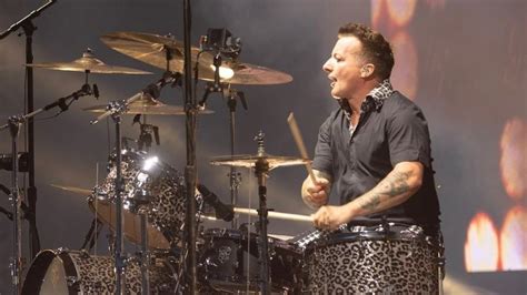 Antes do Rock in Rio, baterista do Green Day vai em roda de samba