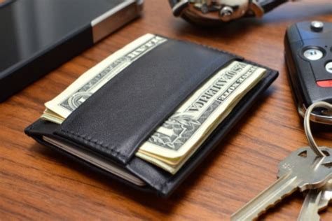 Minimalist Wallet by Capsule | Man of Many