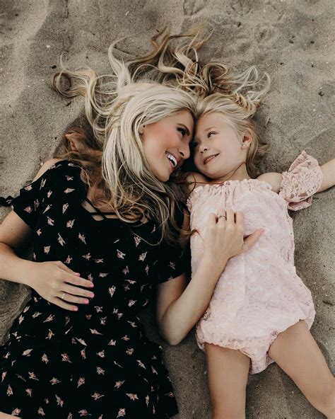 Mother Daughter Photography Poses, Mommy Daughter Pictures, Mommy Daughter Outfits, Girl Outfits ...