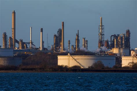 Workers at Exxon Refinery in UK Plan to Strike in Late November - Bloomberg